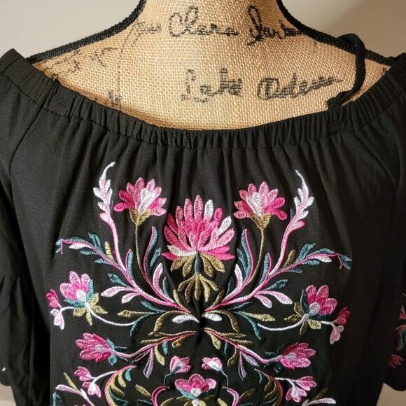 NWOT INC floral Embroidered top - Picture 2 of 4